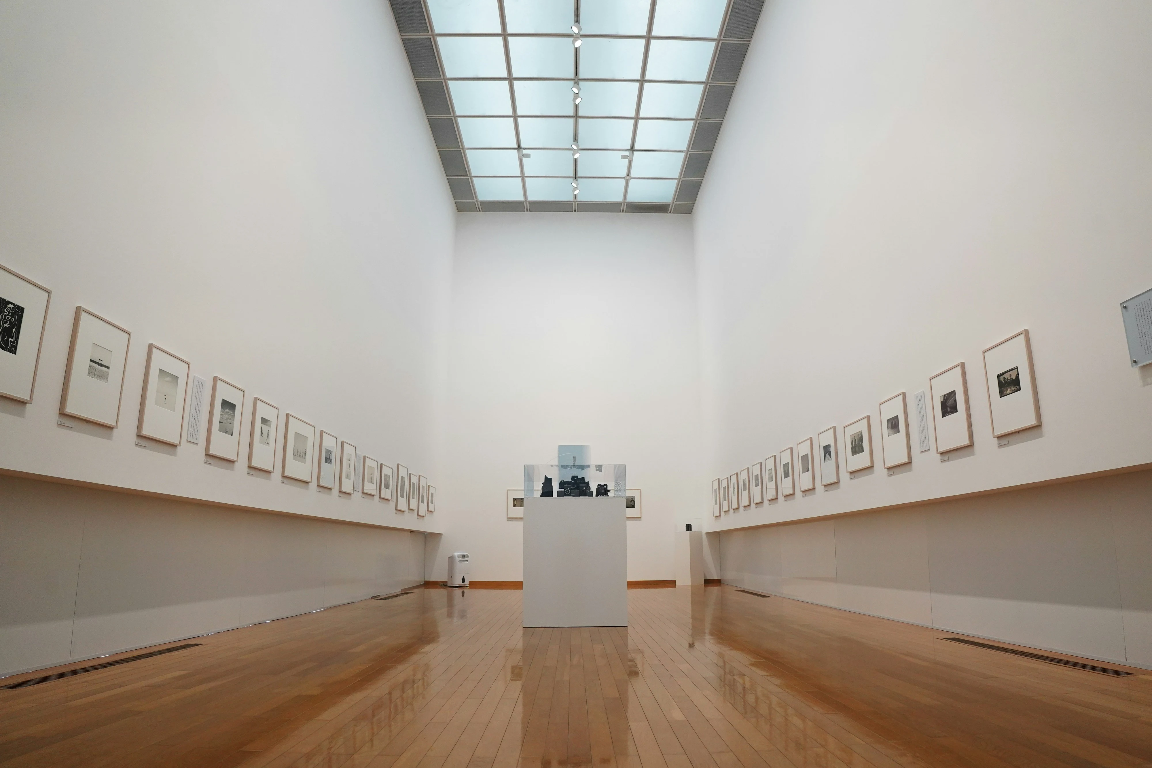 白墙、木地板与摄影作品构成的文化展厅(设计参考)